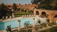Basen w obiekcie Żabi Dwór - HOTEL - RESTAURACJA - SPA lub w pobliżu