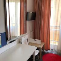 Televízia a/alebo spoločenská miestnosť v ubytovaní Milan Apartmanok