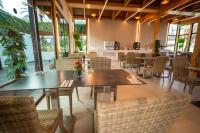 una sala da pranzo con tavoli, sedie e finestre di HL Miraflor Suites Hotel a Playa del Ingles