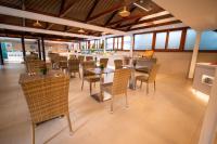 una sala da pranzo con tavoli, sedie e finestre di HL Miraflor Suites Hotel a Playa del Ingles