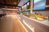 una linea di buffet con frutta e verdura in esposizione di HL Miraflor Suites Hotel a Playa del Ingles