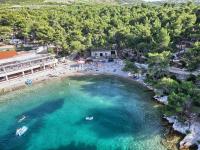 een luchtfoto van een strand met boten in het water bij Kamp Vira Pitches in Hvar