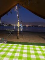 Zelt mit Blick auf das Wasser in der Nacht in der Unterkunft קרוואן על הים in Eilat