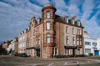 un gran edificio de ladrillo con una torre en una calle en The Royal Hotel Campbeltown, en Campbeltown
