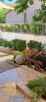 Vonkajšia záhrada v ubytovaní Super renovated maisonette - Σούπερ ανακαινισμένη μεζονέτα