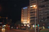un edificio con un cartel de hotel por la noche en Hotel Marina Victoria, en Algeciras