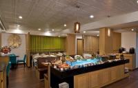 um buffet num restaurante com uma mesa com comida em Park Inn By Radisson Amritsar Airport em Amritsar