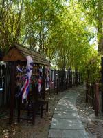 een kiosk in een park naast een pad bij Pipim villa in Ban Chak Makham