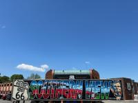 Un mural en el costado de un edificio con un tren. en Route 66 Hotel, Southern View, Illinois, en Springfield
