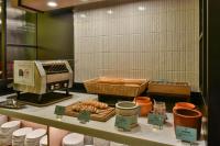 大园区桃园机场假日酒店的厨房配有带盘子和食物的柜台