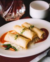 biały talerz z jedzeniem na ryżu w obiekcie Sei Hotel Aceh w mieście Banda Aceh