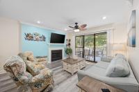 マートルビーチにある2 BR Villa Kingston Plantation- Perfect off season Retreat!のソファとテレビのあるリビングルーム