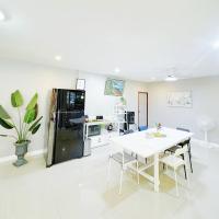 Sun and Moon Houseにあるキッチンまたは簡易キッチン