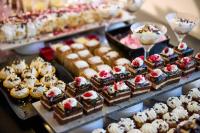 uma exibição de sobremesas e produtos de pastelaria num buffet em Sunrise Hotel em Pefki Rhodes