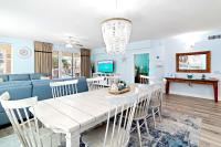 ein Esszimmer und ein Wohnzimmer mit Tisch und Stühlen in der Unterkunft Ariel Dunes II 101 in Destin