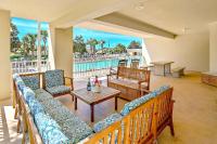 eine Veranda mit Sofas, einem Tisch und einem Pool in der Unterkunft Ariel Dunes II 101 in Destin