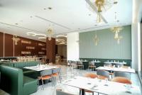 uma sala de jantar com mesas e cadeiras em um restaurante em Aurum by R J Resorts em Siliguri