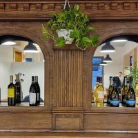 un bar in legno con bottiglie di vino e una pianta di Albergo D'Ambros - Casa Belfiore Group a Vicenza