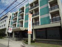 Un edificio con un cartel de hotel enfrente. en Hotel Sol da Praia, en Vitória