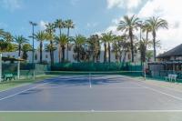 Tenis alebo squash v ubytovaní Maravilloso apartamento en Sotogrande playa alebo jeho okolí