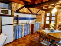 Kuchyň nebo kuchyňský kout v ubytování Apartamentos Rurales La Tablá