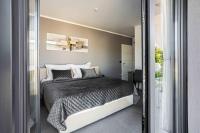 Posteľ alebo postele v izbe v ubytovaní Villa Skyline- near beach and city center with heated pool