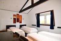 una habitación con cuatro camas y una ventana en Hotel Bienvenue, en Róterdam
