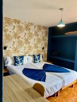 A bed or beds in a room at Hostal Baleàric