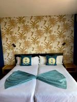 A bed or beds in a room at Hostal Baleàric
