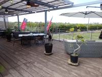 本部町にあるルナテッラセのデッキ(テーブル、椅子、パラソル付)