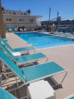 Aquarius Oceanfront Innの敷地内または近くにあるプール