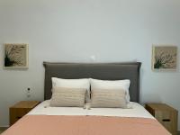 Posteľ alebo postele v izbe v ubytovaní mosaic art apartment in plaka