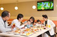 a group of people sitting at a table eating food at Hotel Epinard Nasu in Nasu