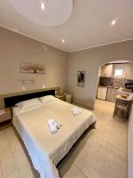 Posteľ alebo postele v izbe v ubytovaní Eleana apartments and studios