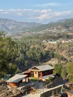 un edificio al lado de una colina con vistas en Himalayan Trove, en Almora