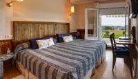 Postel nebo postele na pokoji v ubytování Hotel Mirador del Sella