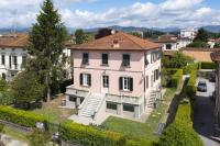 una vista aérea de una gran casa rosa en B&amp;B Villa Agnese Lucca, en Lucca