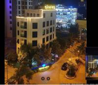 una vista aérea de una ciudad por la noche con un edificio en Tuấn Đạt Luxury FLC Sầm Sơn, en Sầm Sơn