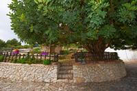 A garden outside B&B La Scapola