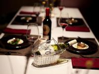 定山渓にあるエグゼクティブスイート翠嶺のワイン1本と食器の盛り合わせ