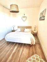 Łóżko lub łóżka w pokoju w obiekcie Le Petit Colliourenc - Apt climatisé avec terrasse