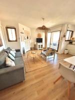 Telewizja i/lub zestaw kina domowego w obiekcie Le Petit Colliourenc - Apt climatisé avec terrasse
