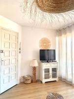 Telewizja i/lub zestaw kina domowego w obiekcie Le Petit Colliourenc - Apt climatisé avec terrasse