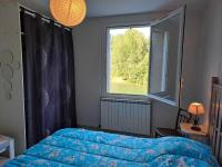 Łóżko lub łóżka w pokoju w obiekcie Les reflets du tarn