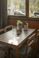 ミエンジブロジェ・ジビエツキエにあるŻarliwe Klimaty - gościniecの木製テーブル(ワイングラス2杯付)