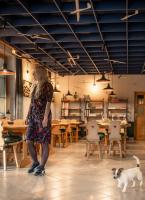 ミエンジブロジェ・ジビエツキエにあるŻarliwe Klimaty - gościniecの犬と一緒に立つ女性