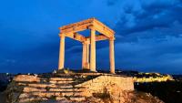 un antiguo monumento en la cima de una montaña en Hotel Sercotel Cuatro Postes, en Ávila