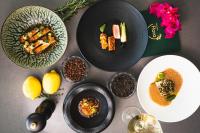 クラレンダイクにあるBoutique Hotel Bougainvilleaの食べ物の皿やボウルが置かれたテーブル