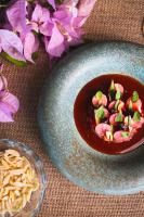 クラレンダイクにあるBoutique Hotel Bougainvilleaの青い皿に盛られたパスタの入ったボウル