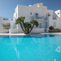 Una villa con palmeras frente a una piscina. en Paradise View Hotel, en Paradise Beach